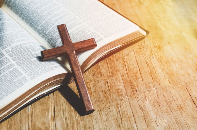 Christliches Kreuz und Bibel